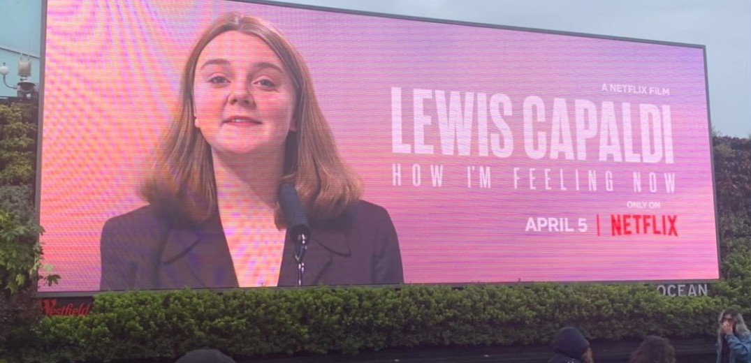 To Netflix τρολάρει τον Lewis Capaldi - Τον αντικατέστησε με την Liz Truss σε αφίσα για το ντοκιμαντέρ του (βίντεο)
