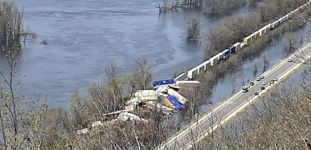 Εκτροχιάστηκε εμπορικό τρένο στις ΗΠΑ - Βαγόνια έπεσαν σε ποτάμι (βίντεο)