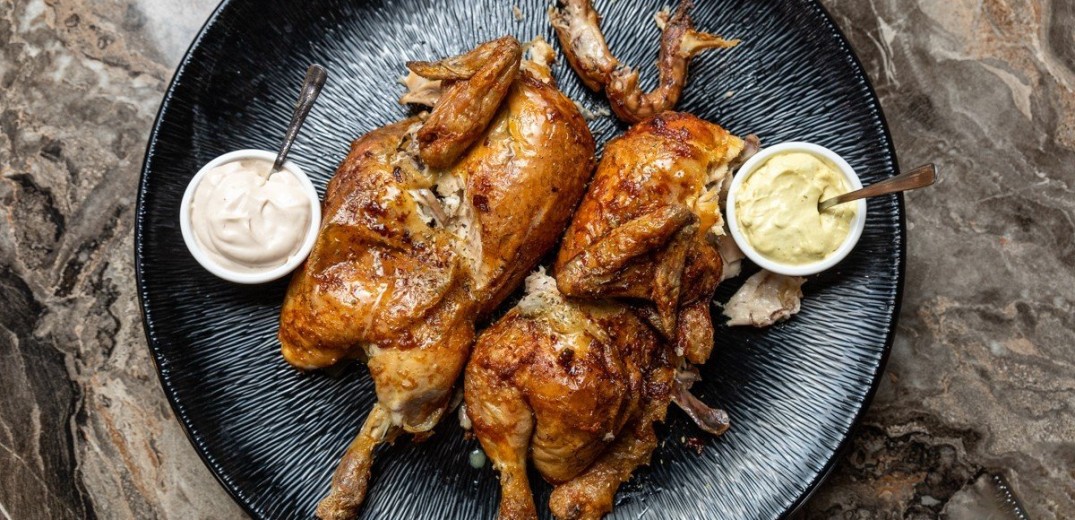 «Magic Chicken»: Ζουμερά και νόστιμα κρεατικά στα κάρβουνα στο όμορφο πάρκο της Πασαλίδη