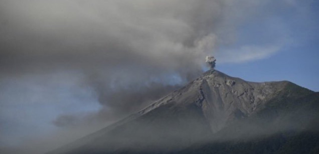 «Ξύπνησε» το ηφαίστειο Φουέγο: Εκατοντάδες κάτοικοι απομακρύνονται εσπευσμένα - Δείτε βίντεο 
