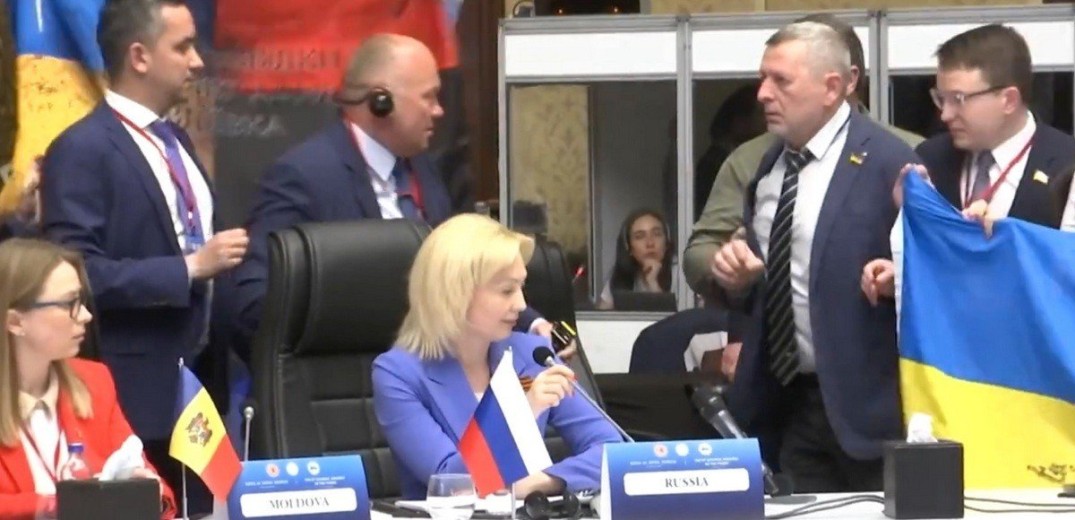 Απίστευτο βίντεο: Ξύλο μεταξύ υπουργών της Ρωσίας και της Ουκρανίας στην Άγκυρα