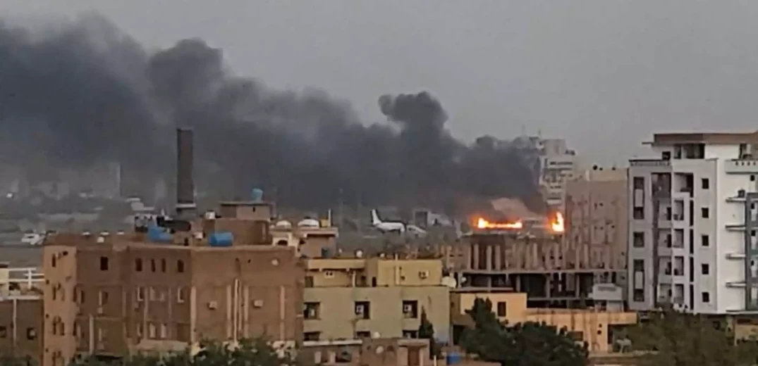 Σουδάν: Φουντώνουν οι μάχες, με αεροπορικούς βομβαρδισμούς και πυρά πυροβολικού