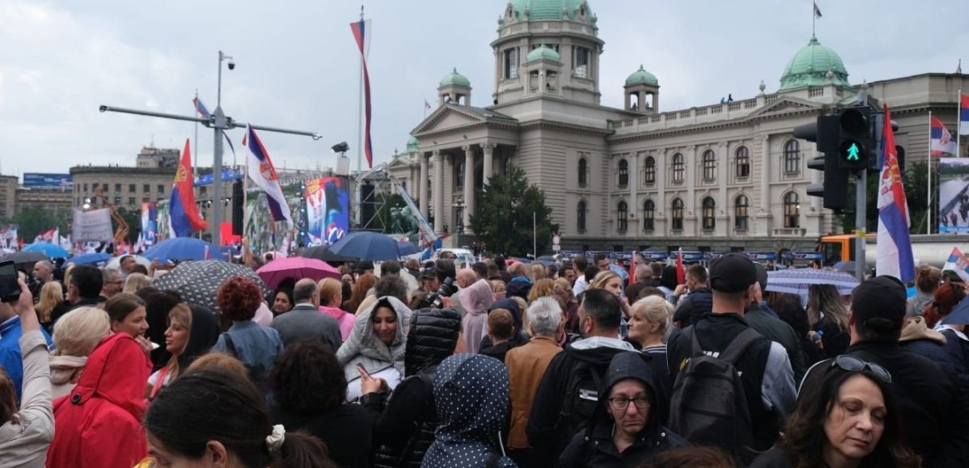 Χιλιάδες πολίτες στο Βελιγράδι διαδηλώνουν υπέρ του προέδρου Βούτσιτς