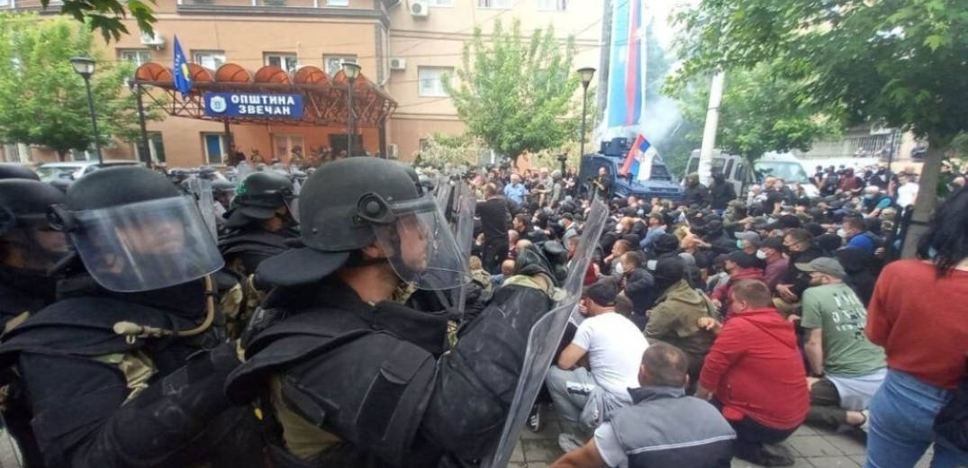 Συμπλοκές των δυνάμεων του ΝΑΤΟ με Σέρβους διαδηλωτές στο Κόσοβο (βίντεο)