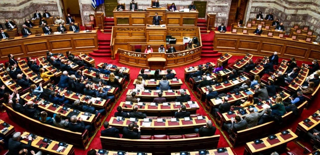 Βουλή: Μάχη κυβέρνησης - αντιπολίτευσης από αύριο για τη... μονταζιέρα των Τεμπών