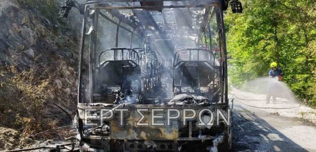 Σέρρες: Κάηκε ολοσχερώς λεωφορείο από τη Βουλγαρία στο Καπνόφυτο - Δείτε φωτογραφίες