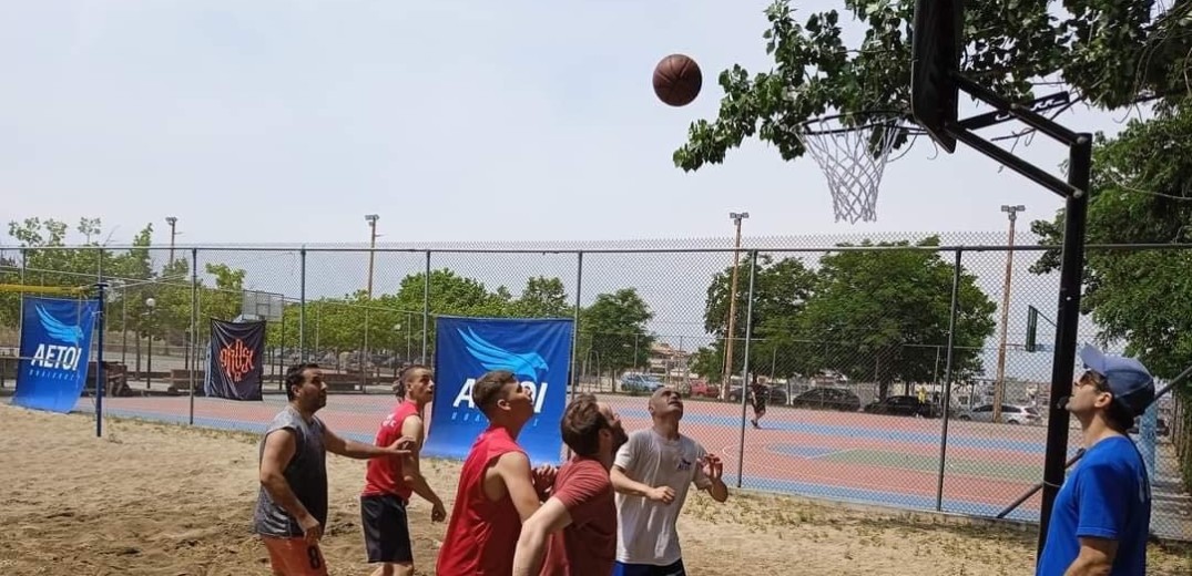 Έπαιξαν μπάσκετ στην άμμο και έστειλαν ένα δυνατό μήνυμα κοινωνικής αλληλεγγύης στο ΔΑΚ Πολίχνης (φωτ.)