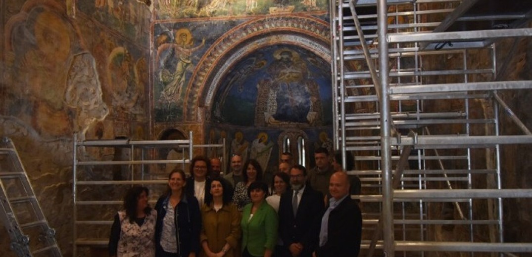 Εξειδικευμένοι Έλληνες συντηρητές σώζουν τοιχογραφίες στο βυζαντινό ναό του Αγ. Γεωργίου στο Κουρμπίνοβο