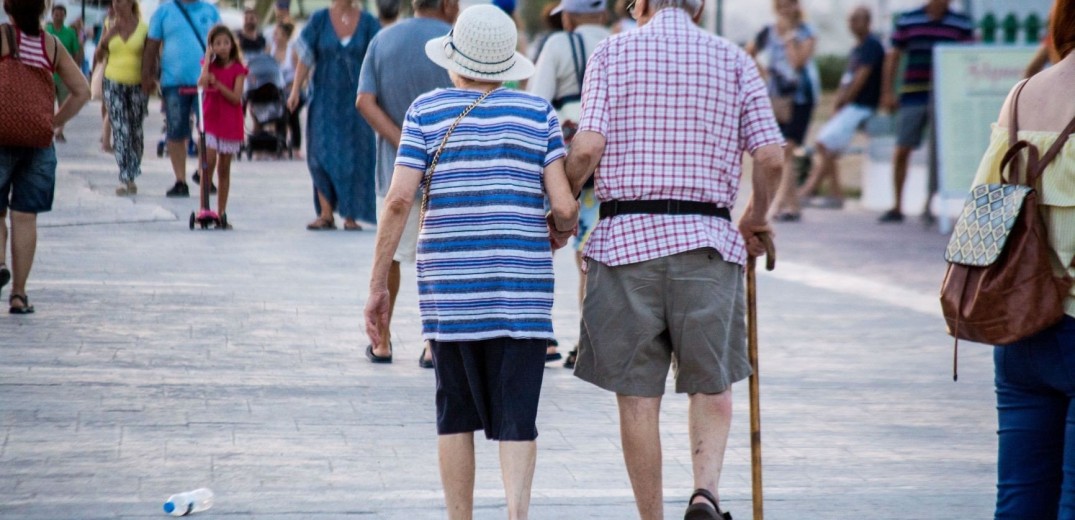 Έρευνα: Μπορεί να επιβραδυνθεί η μείωση και η γήρανση του πληθυσμού της Ελλάδας;