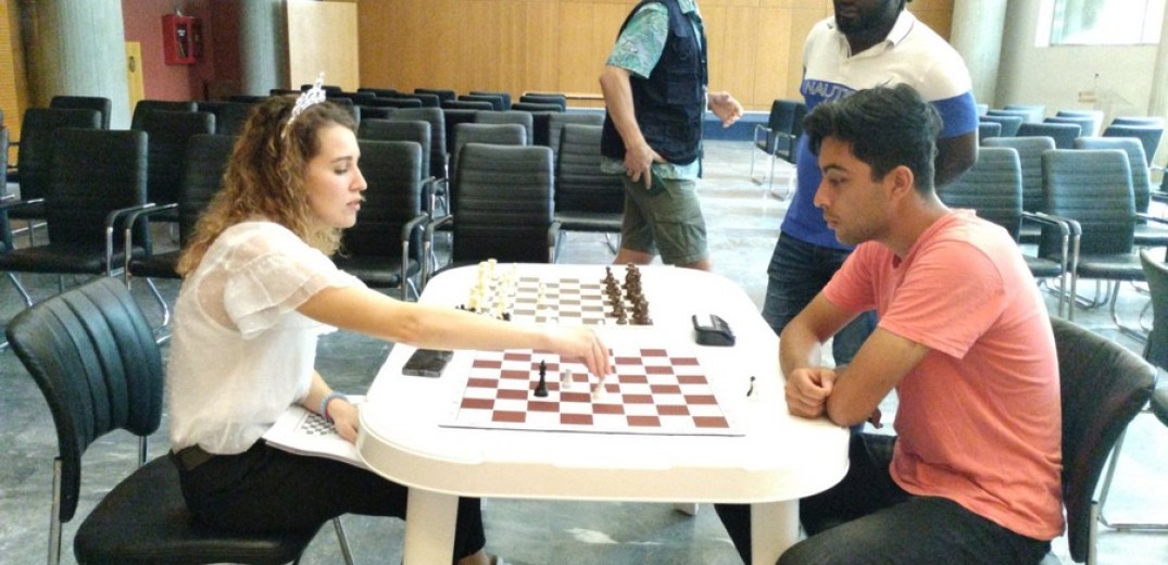 Θεσσαλονίκη: Ουκρανή σκακίστρια διδάσκει σκάκι σε προσφυγόπουλα από άλλες χώρες