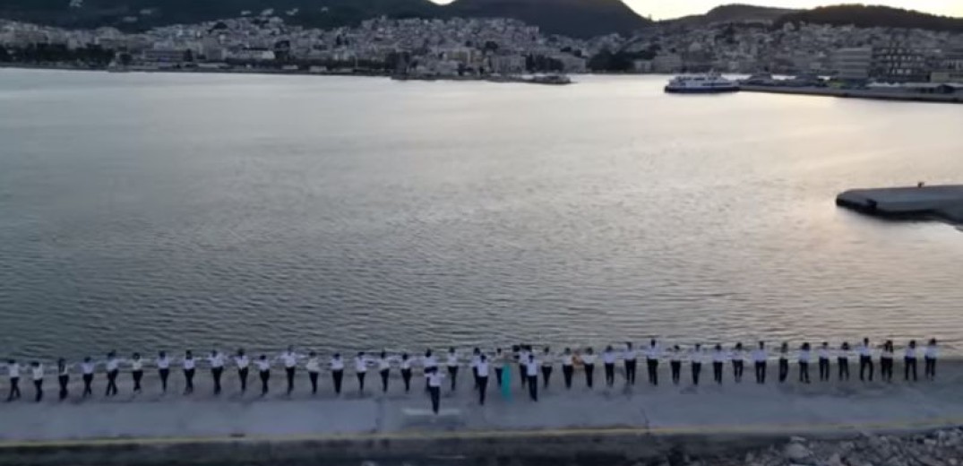 Στη Μυτιλήνη χόρεψαν το μεγαλύτερο συρτάκι στο Αιγαίο πάνω σε ιστιοπλοϊκά (βίντεο)