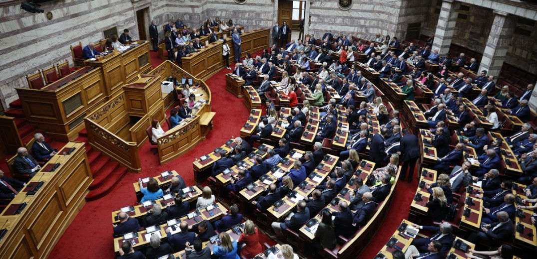 Βουλή-φορολογικό: «Πέρασαν» η τεκμαρτή φορολόγηση ελεύθερων επαγγελματιών και τα μέτρα κατά της φοροδιαφυγής