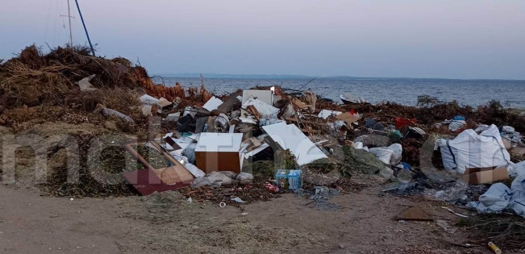 Χαλκιδική: Ντόπιοι και τουρίστες κολυμπάνε δίπλα σε βουνά από σκουπίδια - Αδιανόητες εικόνες 