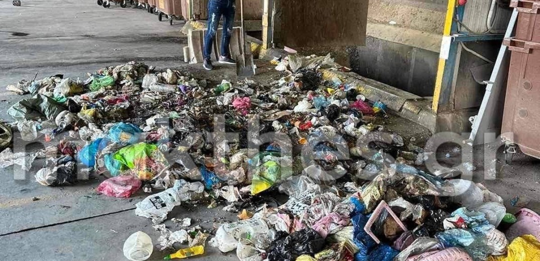 Οι εργαζόμενοι του δήμου Θεσσαλονίκης βάζουν τα πράγματα στη θέση τους για το «δώρο» του χρυσοχόου που πέταξε στα σκουπίδια χρυσαφικά