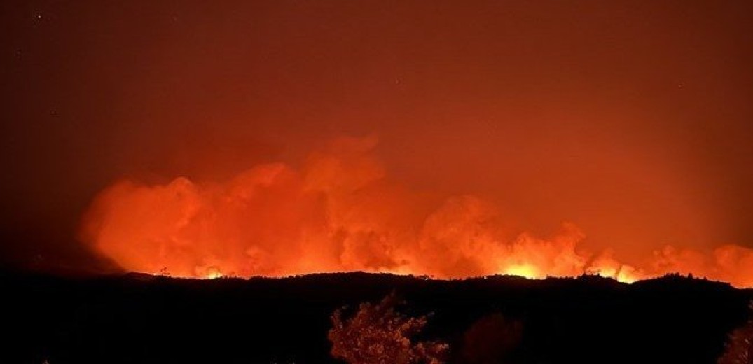Ρόδος: Πύρινη μάχη σε 3 μέτωπα - Ανησυχία για εγκλωβισμένους σε Κιοτάρι, Γεννάδι - Καίγονται σπίτια στα Λάερμα