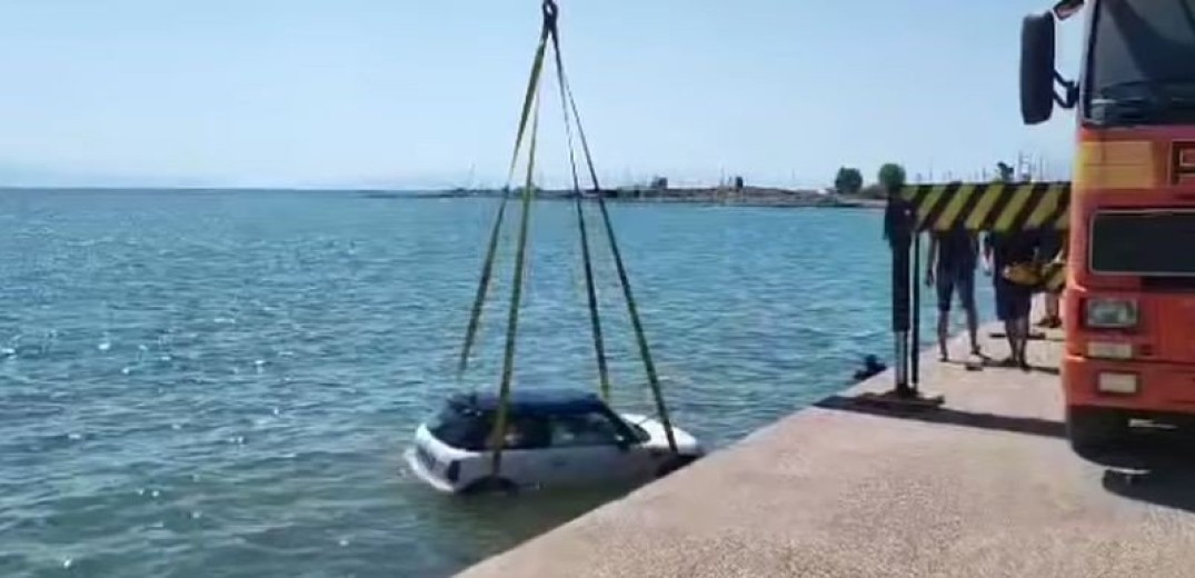 Χαλκιδική: Αυτοκίνητο βρέθηκε να επιπλέει μέσα στη θάλασσα στα Νέα Μουδανιά (βίντεο)