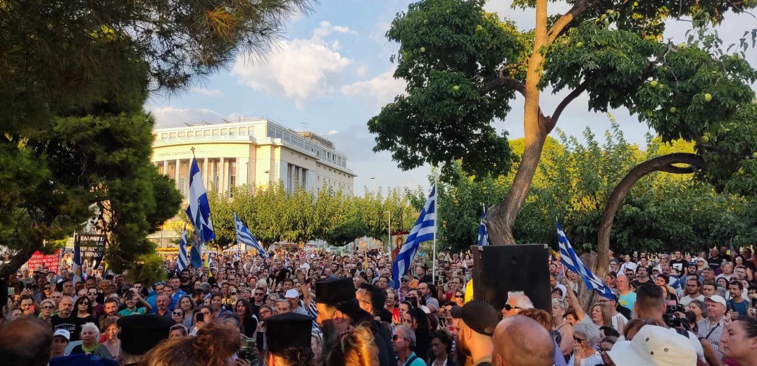 Συλλαλητήριο για τις νέες ταυτότητες στη Θεσσαλονίκη - Εικόνες, ύμνοι και πανό στον Λευκό Πύργο (Βίντεο, φωτ.)
