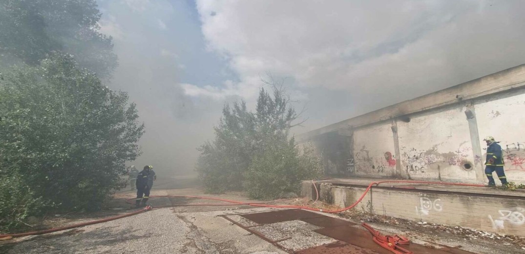 Κομοτηνή: Υπό έλεγχο η φωτιά στο εγκαταλελειμένο εργοστάσιο