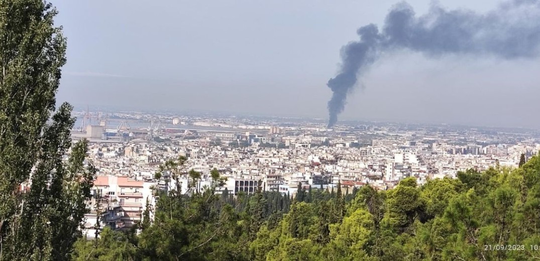 Θεσσαλονίκη: Πυκνοί καπνοί από βιομηχανία χρωμάτων στο Καλοχώρι - Υπό έλεγχο η φωτιά (βίντεο, φωτ.)