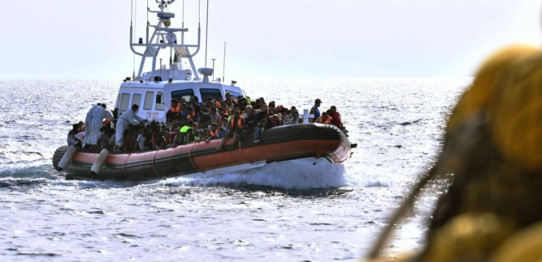 Ιταλία: Η ακροδεξιά κυβέρνηση ετοιμάζει κλειστά κέντρα κράτησης για μετανάστες σε «αραιοκατοικημένες περιοχές»