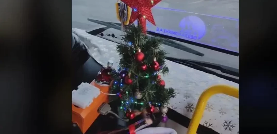 Θεσσαλονίκη: Τα Χριστούγεννα ήρθαν στο λεωφορείο 57 - Δείτε το να κυκλοφορεί στολισμένο (βίντεο)