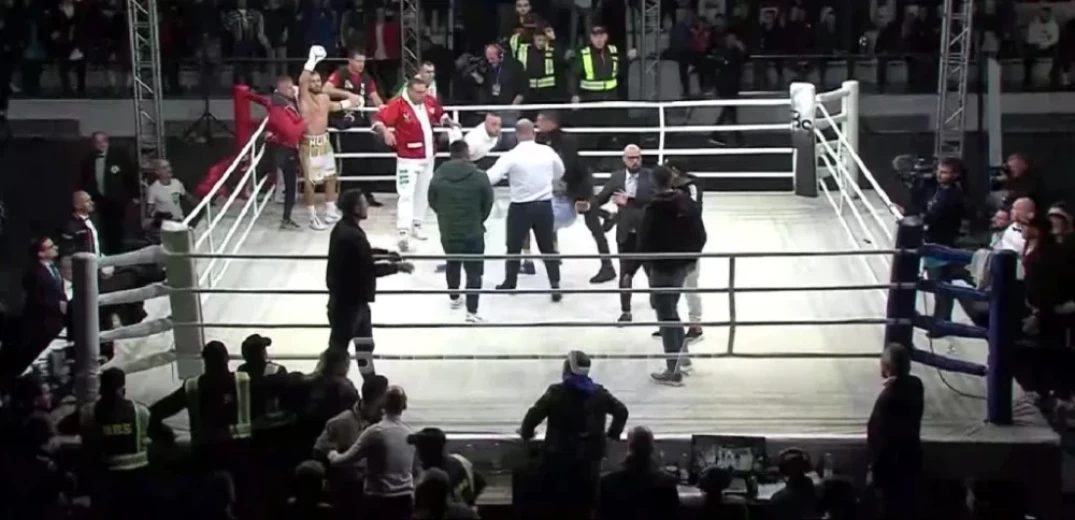 Χαμός σε αγώνα πυγμαχίας στην Αλβανία - Οπαδοί επιτέθηκαν σε μποξέρ (βίντεο)