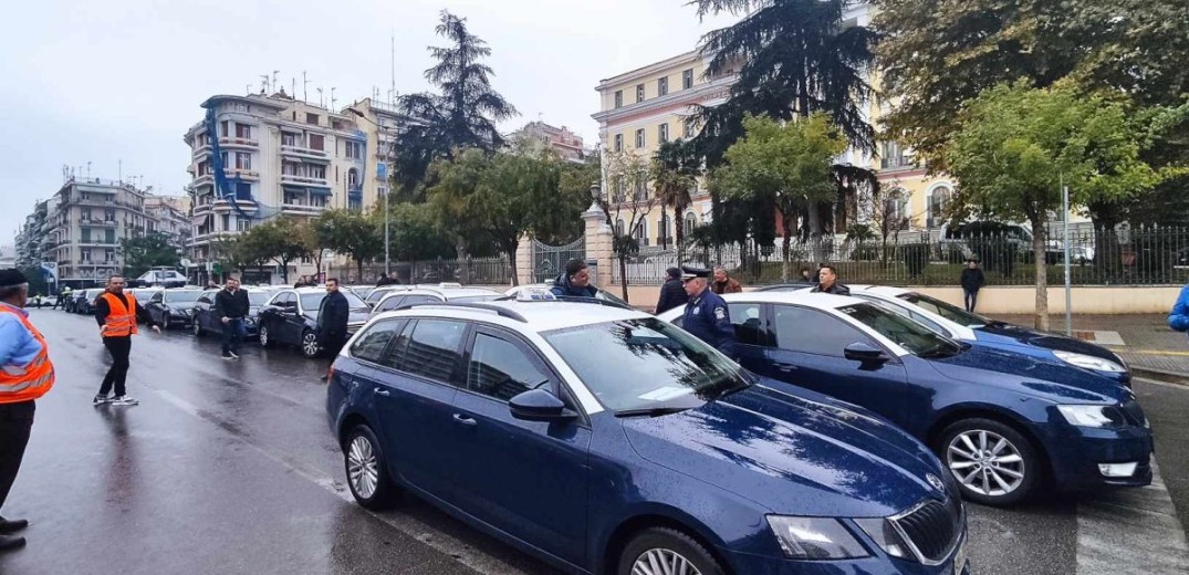 Θεσσαλονίκη: Κορνάροντας κατέφτασαν στο ΥΜΑΘ οι οδηγοί ταξί (βίντεο, φωτ.)