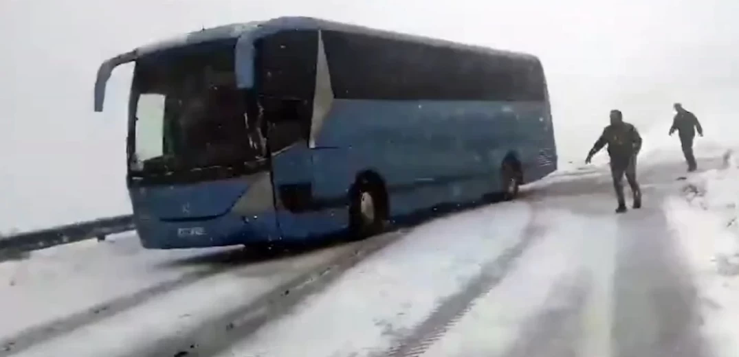Πέλλα: Απεγκλωβίστηκαν οι επιβάτες λεωφορείου που ακινητοποιήθηκε από τον χιονιά στο Καϊμακτσαλάν