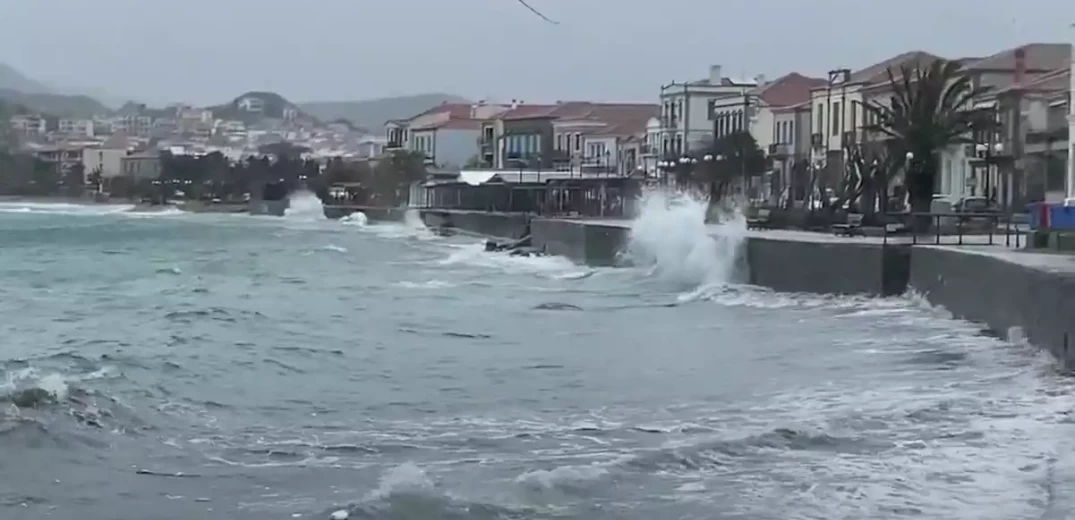 Λήμνος: «Σαρώνουν» οι βοριάδες το νησί του βορείου Αιγαίου - Κύματα… έπνιξαν το λιμάνι (βίντεο)