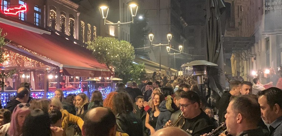 Θεσσαλονίκη: Ένα ατελείωτο πάρτι στο κέντρο - Δείτε τον χαμό που γίνεται σε Λαδάδικα και Λουλουδάδικα (βίντεο, φωτ.)