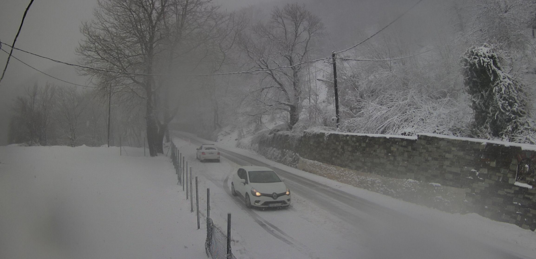 Είδε «άσπρη μέρα» η Βόρεια Ελλάδα - Πού χιονίζει στη Θεσσαλονίκη  (βίντεο)