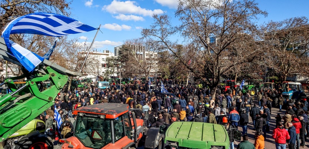 Οι αγρότες κατέκλυσαν την κεντρική πλατεία της Λάρισας - Κλιμακώνονται οι κινητοποιήσεις (βίντεο, φωτ.)