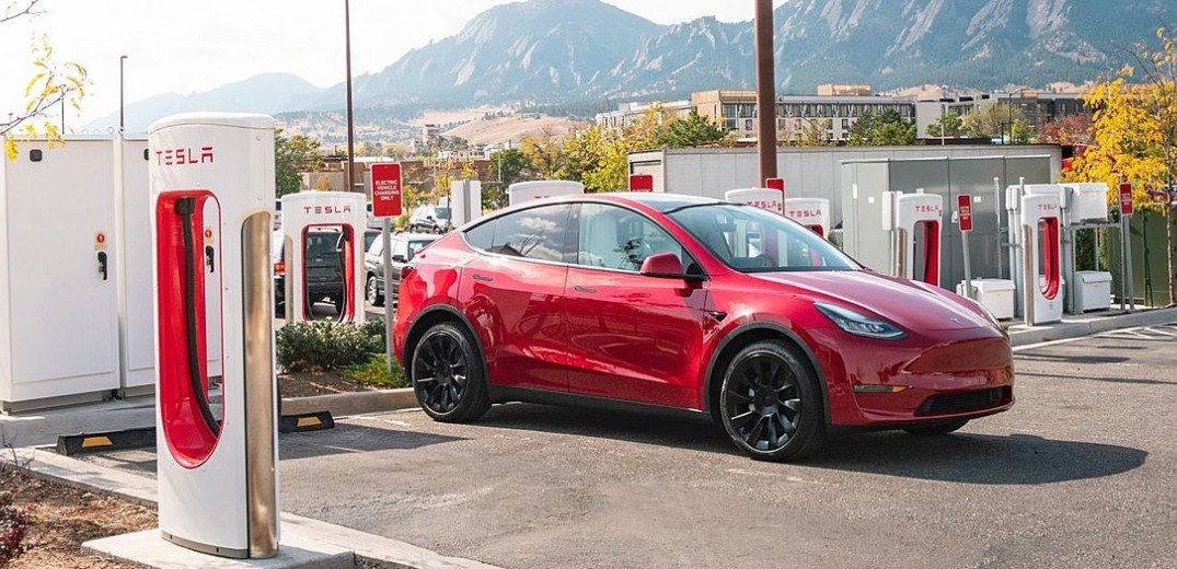 Tesla: «Γκαζώνει» στη Θεσσαλονίκη και αναζητεί χώρους στην πίστα της αυτοκίνησης