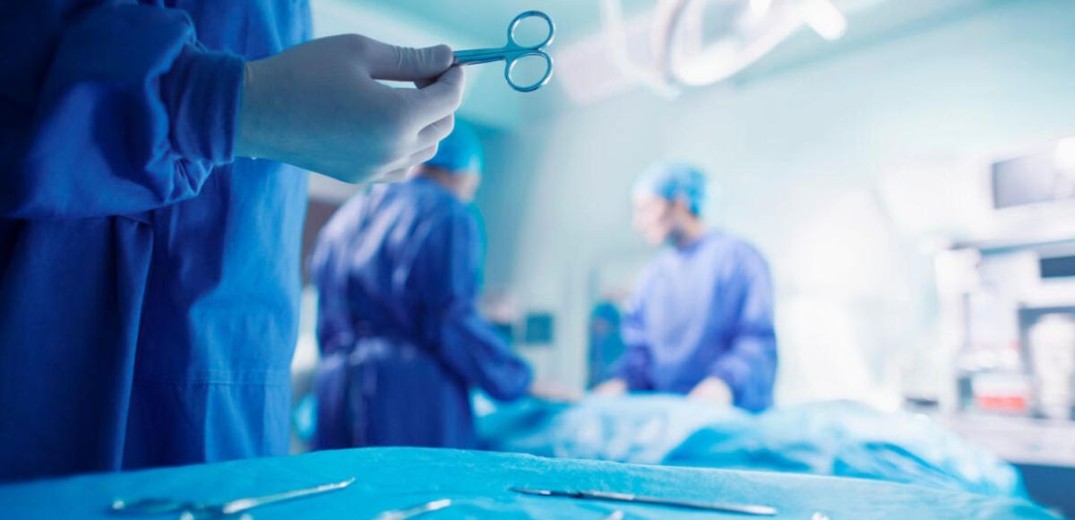 Βουλή: Κατατέθηκε η τροπολογία που επιτρέπει χειρουργικές επεμβάσεις σε δημόσια νοσοκομεία από ιδιώτες ιατρούς