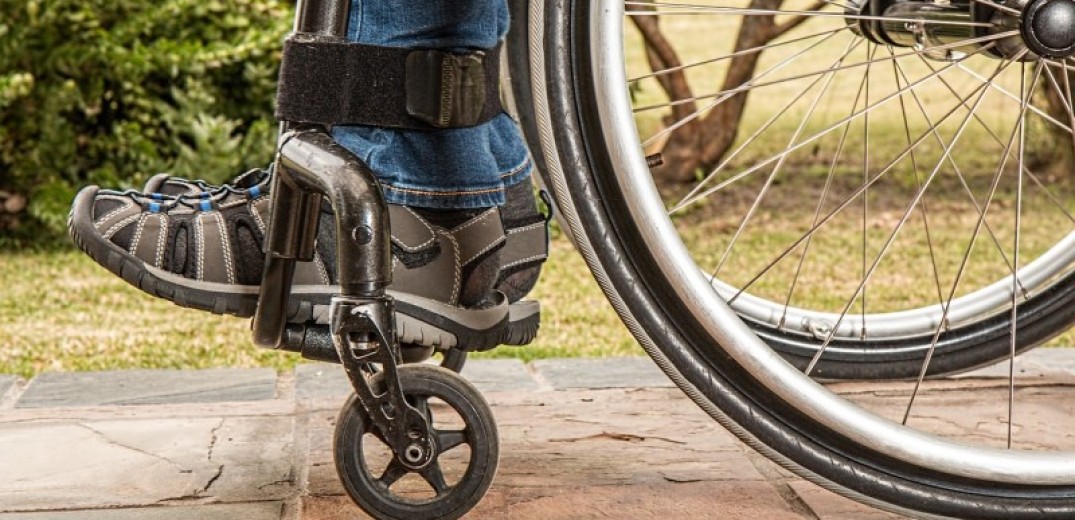 Απίστευτο: Έκλεψαν αναπηρικό αμαξίδιο και έκαναν βόλτες στο κέντρο του Βόλου