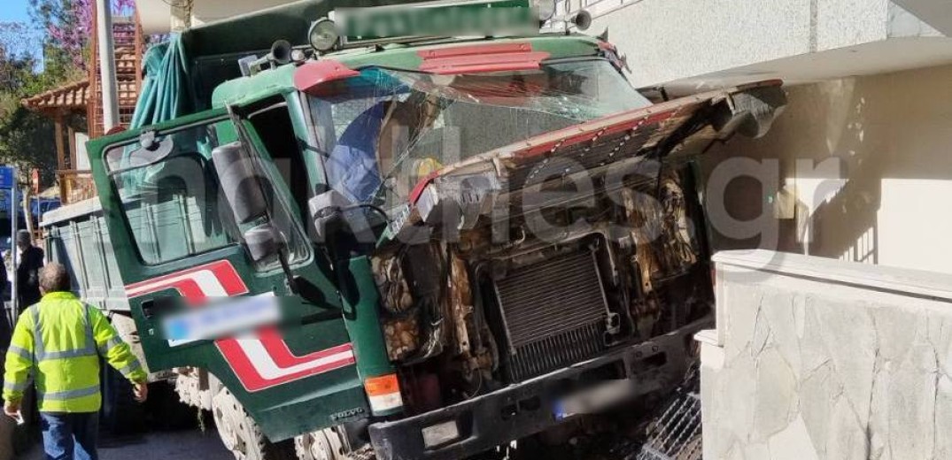 Θεσσαλονίκη: Φορτηγό έπεσε σε σπίτι στην Πολίχνη - Δείτε φωτογραφίες