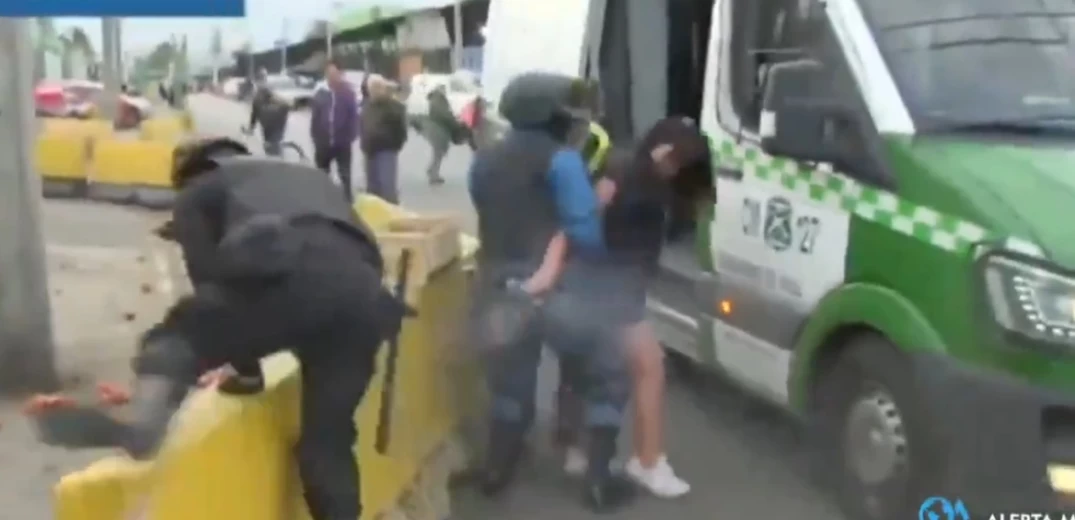 Χιλή: Κρατούμενη πήρε το όπλο αστυνομικού και άρχισε να πυροβολεί σε ζωντανή μετάδοση - Δείτε βίντεο