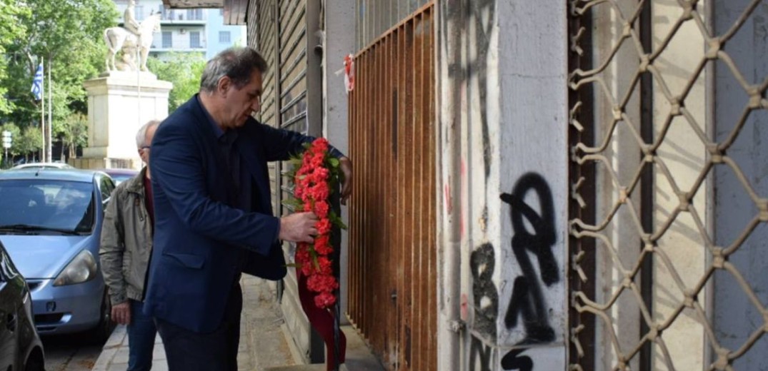 Στεφάνι στο κτίριο της Ασφάλειας Θεσσαλονίκης κατέθεσε το ΚΚΕ για τα 57 χρόνια από τη δικτατορία