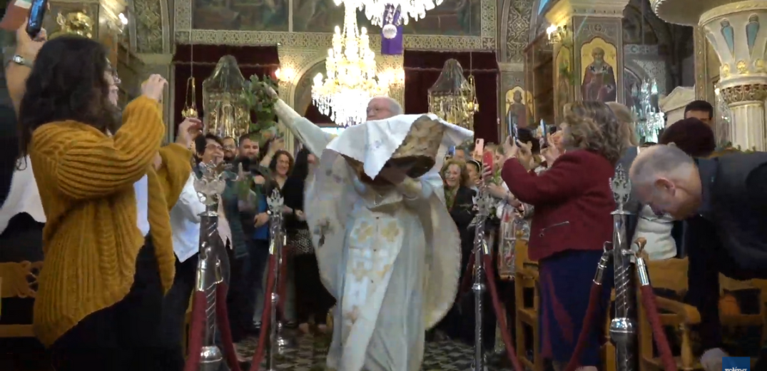 Χίος: Το μήνυμα της πρώτης Ανάστασης από τον «ιπτάμενο» ιερέα