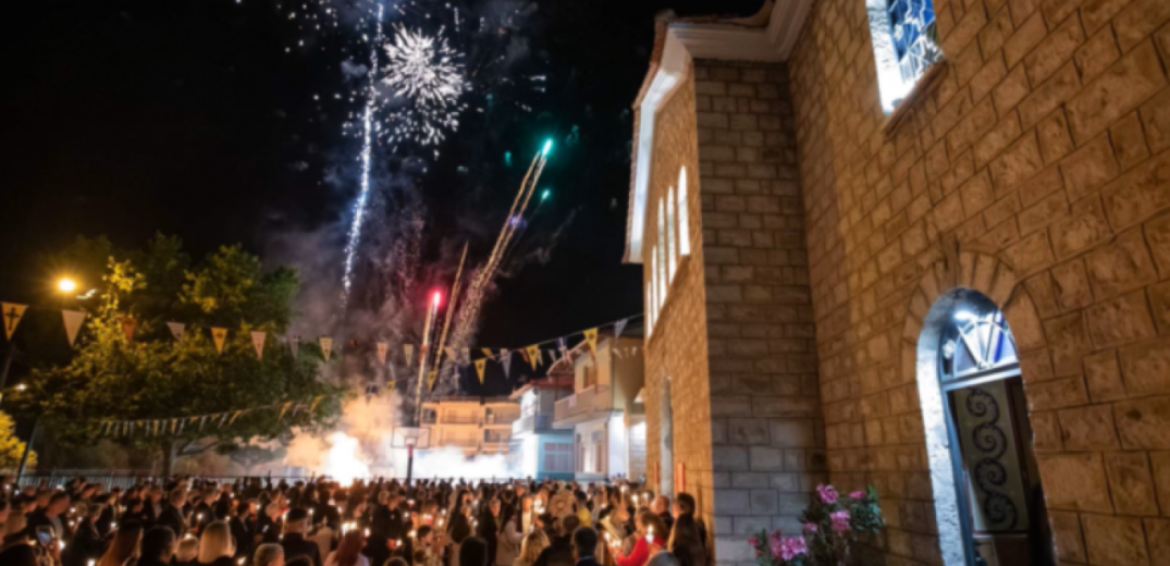 Με εκατοντάδες πυροτεχνήματα που έκαναν τη «νύχτα μέρα» η Ανάσταση στην ορεινή Ναυπακτία (βίντεο)