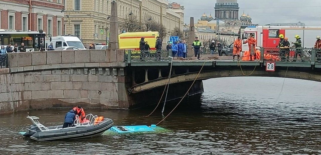 Ρωσία: Λεωφορείο με 20 επιβάτες «βούτηξε» σε ποτάμι στην Αγία Πετρούπολη - Τουλάχιστον 4 νεκροί (βίντεο)