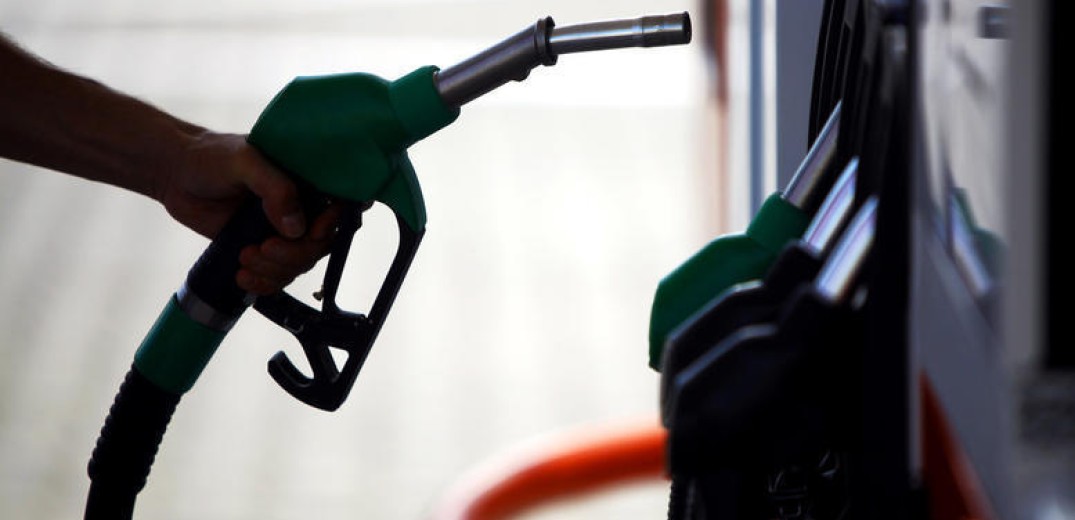 «Φωτιά» οι τιμές της βενζίνης στις αντλίες: Πάνω από 2 ευρώ ξανά η αμόλυβδη (βίντεο)