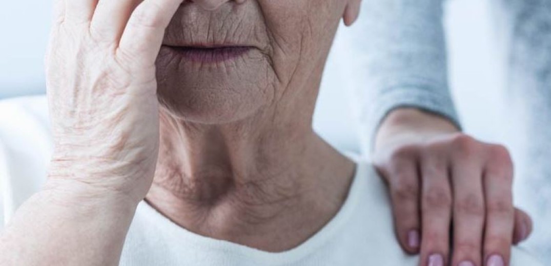 «Φροντίζω εσένα, φροντίζω εμένα»: Η Alzheimer Ελλάς αφιερώνει μία ημέρα στους ανθρώπους που φροντίζουν ασθενείς με άνοια