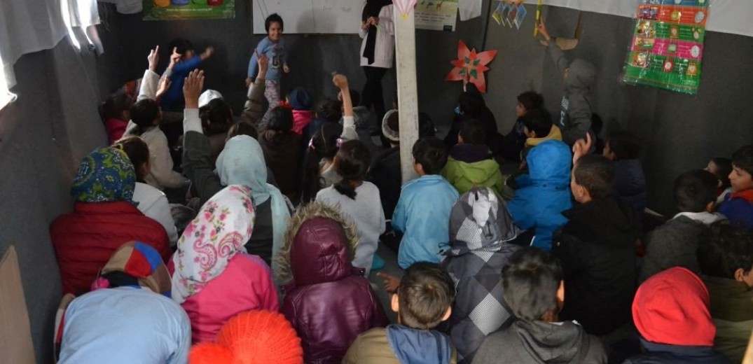 Σχολεία για προσφυγόπουλα στήθηκαν σε παράγκες στη Μόρια (φωτ)