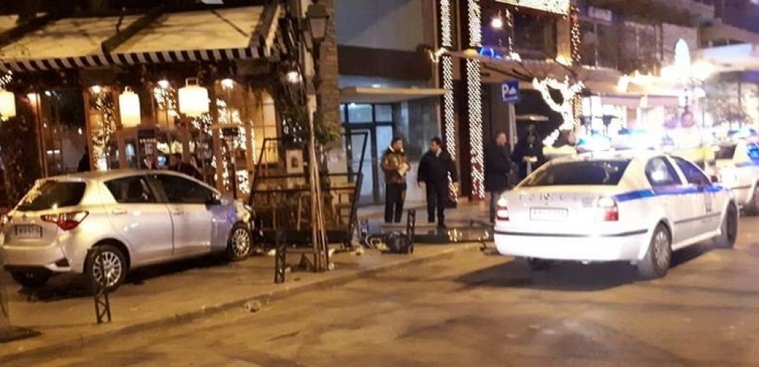 Θεσσαλονίκη: Αυτοκίνητο έπεσε στη τζαμαρία καφέ-μπαρ στο κέντρο (Φωτ.)