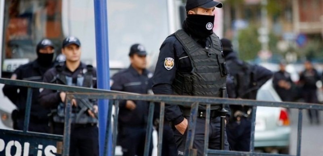Τουρκία: Νεαροί επιτέθηκαν και φόρεσαν κουκούλα σε αξιωματικό των ΗΠΑ (βίντεο)