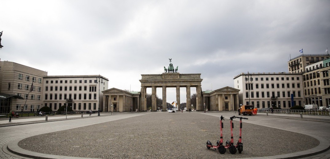 Γερμανία: Μεσίστιες οι σημαίες στο Βερολίνο την ημέρα της κηδείας του Γκορμπατσόφ