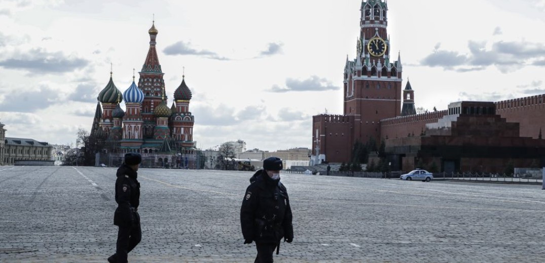 Ρωσία: Αμερικανίδα συνελήφθη επειδή έβγαλε βόλτα ένα μοσχάρι στην Κόκκινη Πλατεία