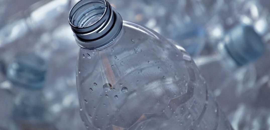 Μπουκάλι νερού από ανακυκλωμένο πλαστικό για πρώτη φορά