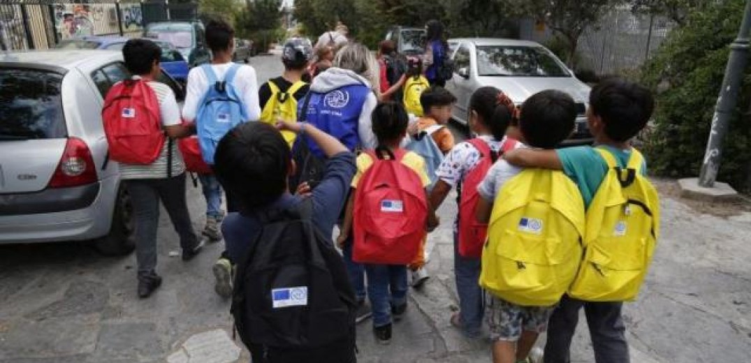 Άδεια παραμονής για 10 χρόνια θα λαμβάνουν παιδιά τρίτων χωρών που φοιτούν στο ελληνικό σχολείο για τουλάχιστον 3 χρόνια